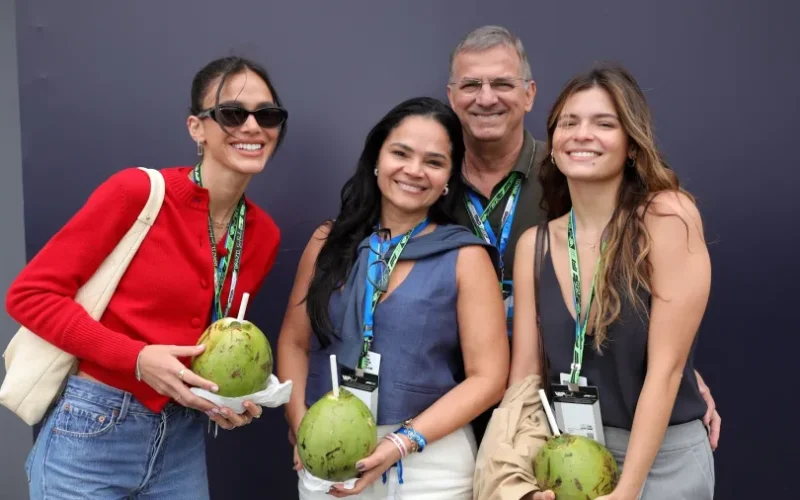 bruna-marquezine-posa-com-a-familia-em-interlagos-1762715572941_v2_900x506.jpg.webp