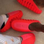 Chinelo “antiestresse” dado por Vini Jr. a Virginia custa quase R$ 800 e esgota no Brasil