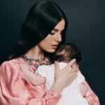 Camila Queiroz revela rosto da filha pela primeira vez e comenta fase longe dos holofotes